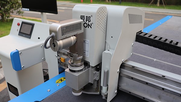 振動(dòng)刀鞋墊裁剪機(jī)，鞋墊切割機(jī)價(jià)格