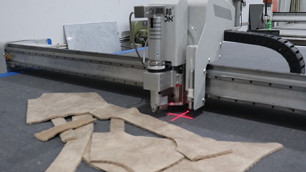 服裝裁剪機(jī)，讓服裝加工變得簡單！